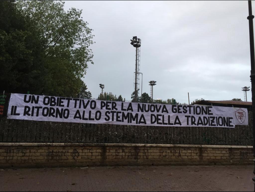 Lo striscione affisso a Piazza Mancini prima di Roma-Juventus