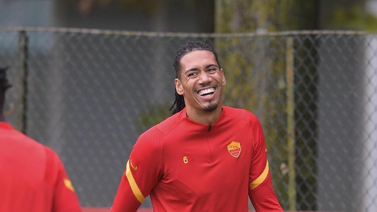 Il sorriso di Smalling, ieri a Trigoria, di LaPresse