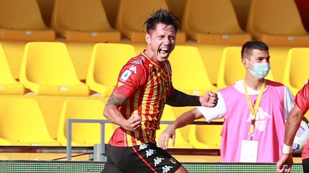 Gianluca Lapadula con la maglia del Benevento, di LaPresse