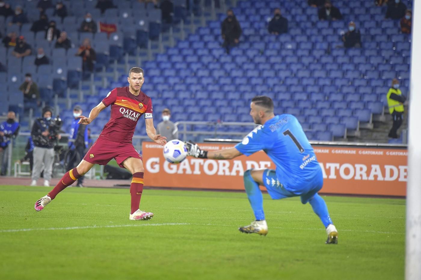 Dzeko sfrutta l\'assist di Mkhitaryan e rimonta lo 0-1 di Caprari., di LaPresse