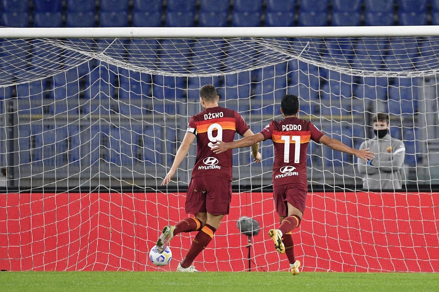 Dzeko appoggia in rete il gol del 4-2 e firma la doppietta personale, di LaPresse