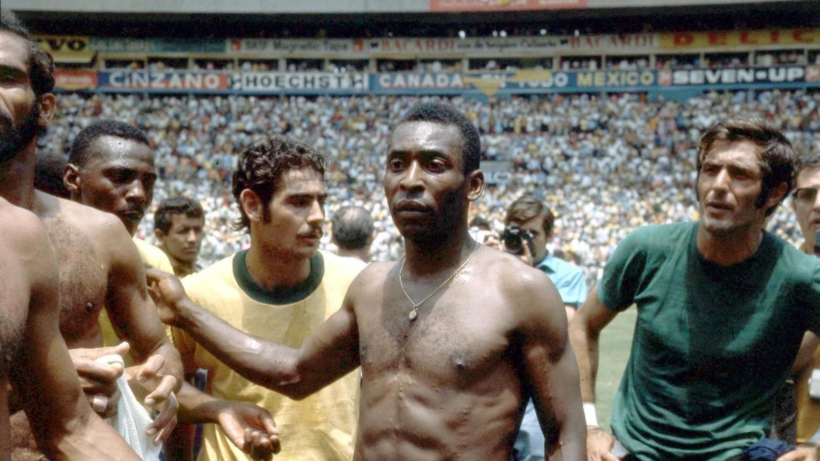 Pelé festeggia la vittoria del Mondiale, di LaPresse