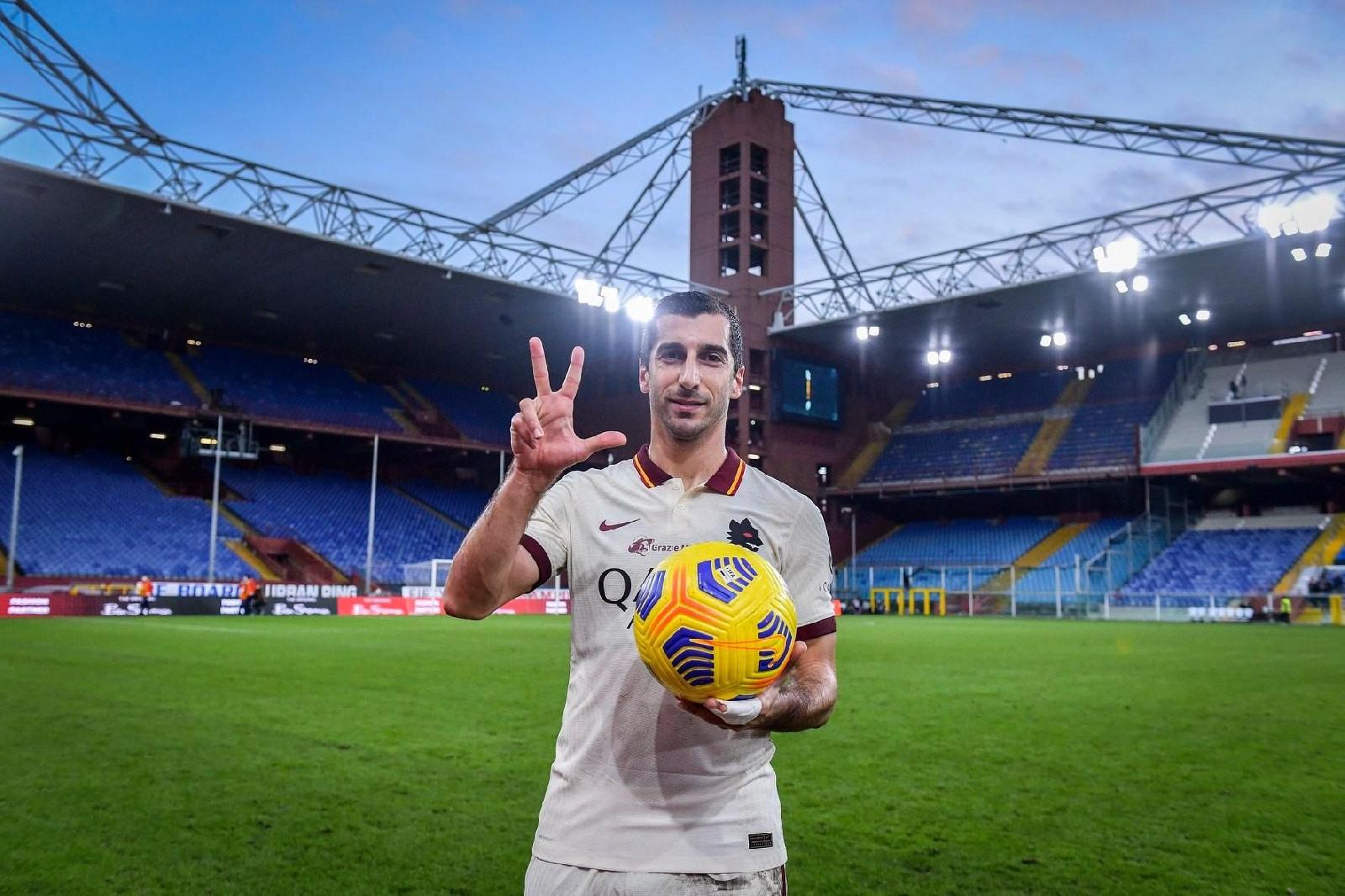 Mkhitaryan festeggia la tripletta contro il Genoa con il pallone della partita, di LaPresse