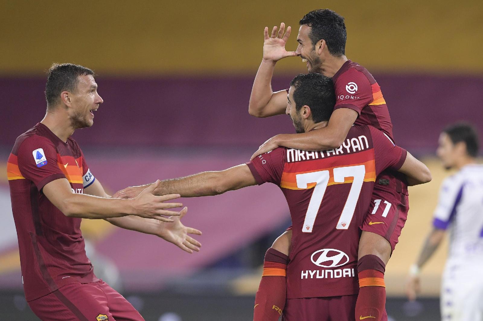 Mkhitaryan, Dzeko e Pedro dopo il gol alla Fiorentina, di LaPresse