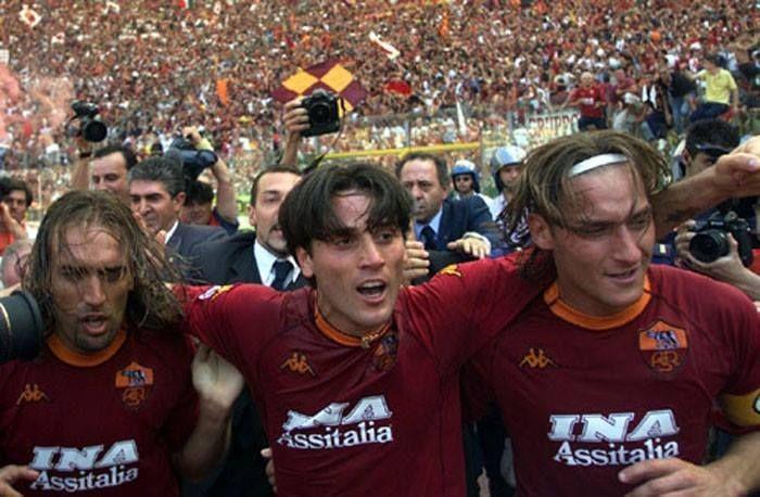 Montella esulta con Batistuta e Totti il giorno del terzo scudetto dopo il gol del 2-0 al Parma