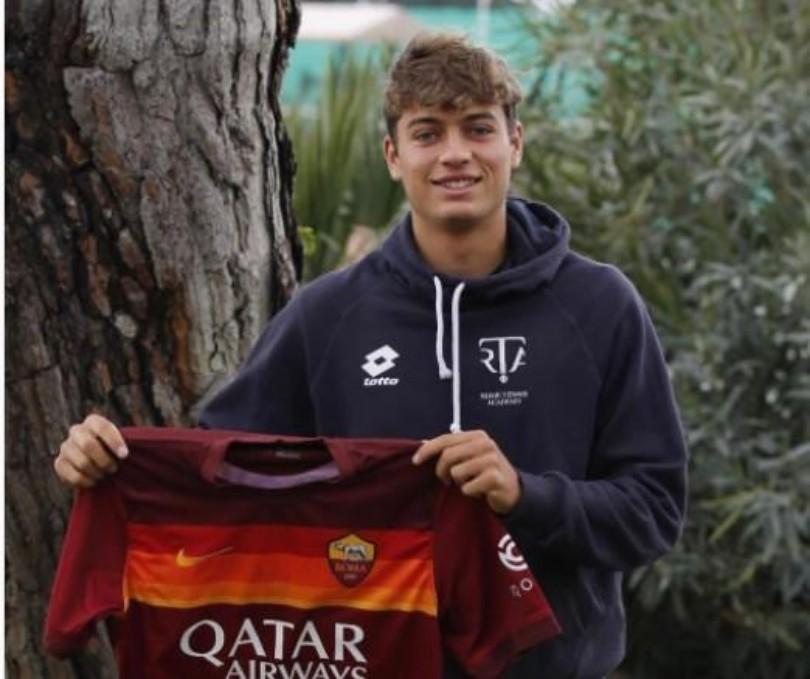 Flavio Cobolli con la maglia regalata dalla Roma