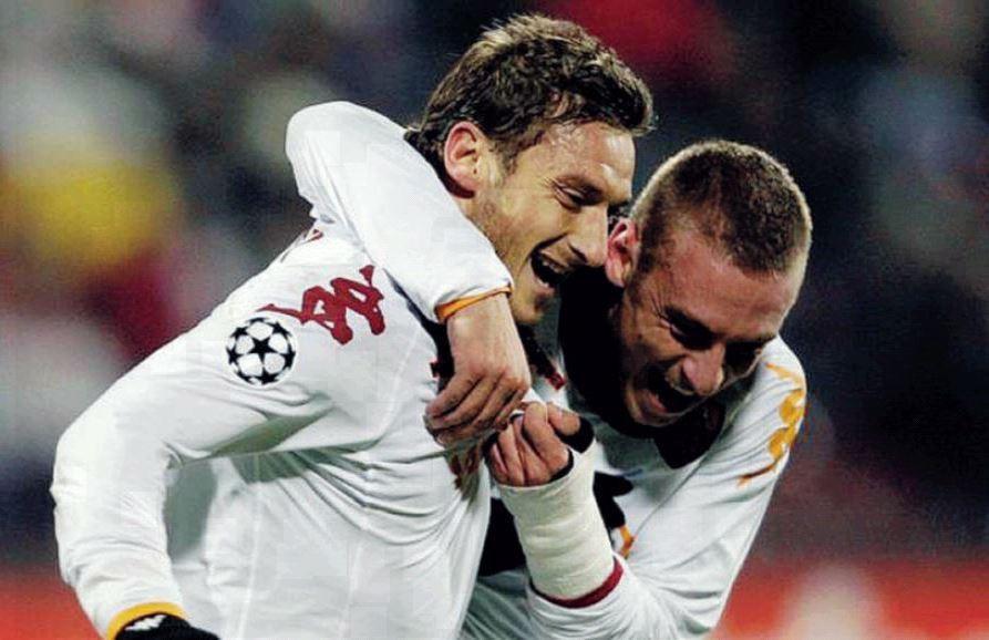 De Rossi festeggia Totti dopo il gol del momentaneo 2-0 sul Cluj il 26 novembre 2008.