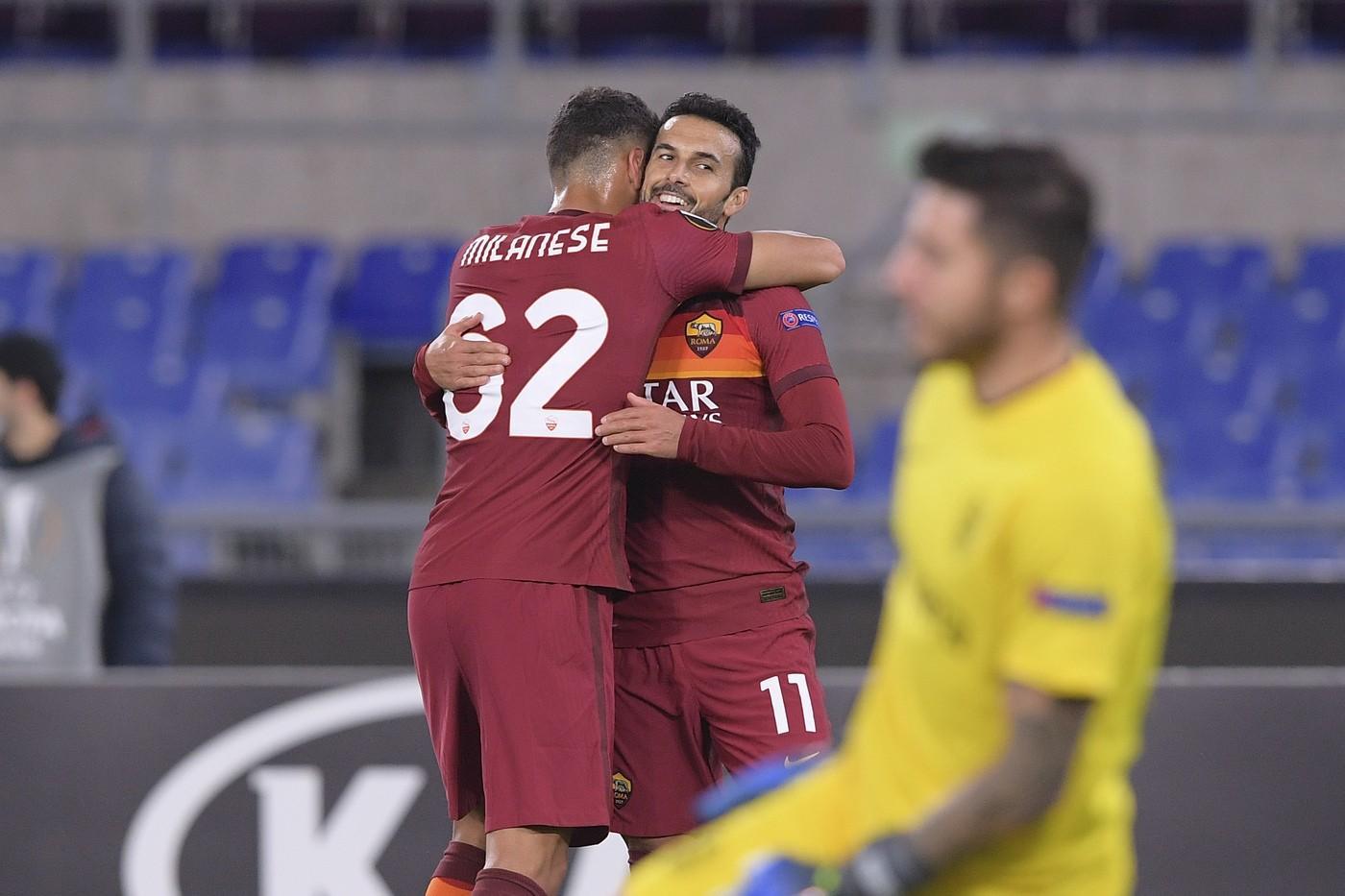 Pedro e Milanese esultano dopo il gol dello spagnolo contro il Cluj, di LaPresse