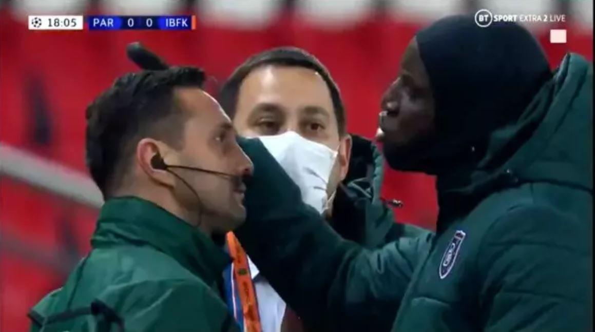 Demba Ba a colloquio con il quarto uomo Coltescu