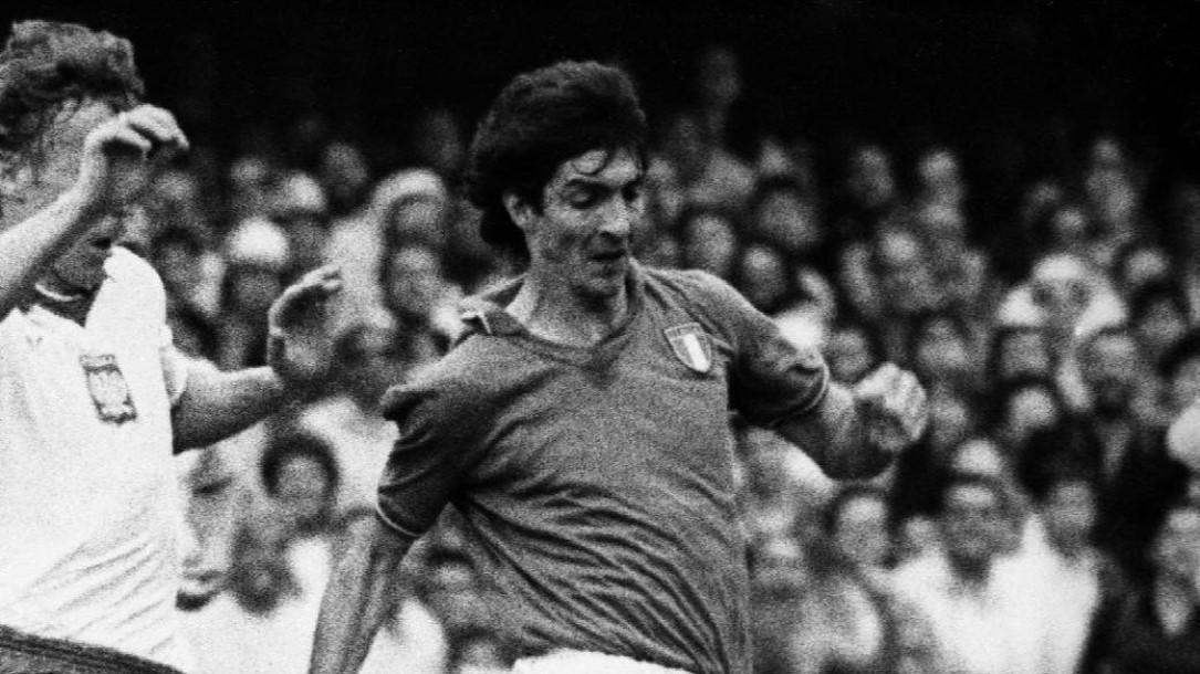 Rossi in campo contro Boniek nel Mondiale del 1982, di LaPresse