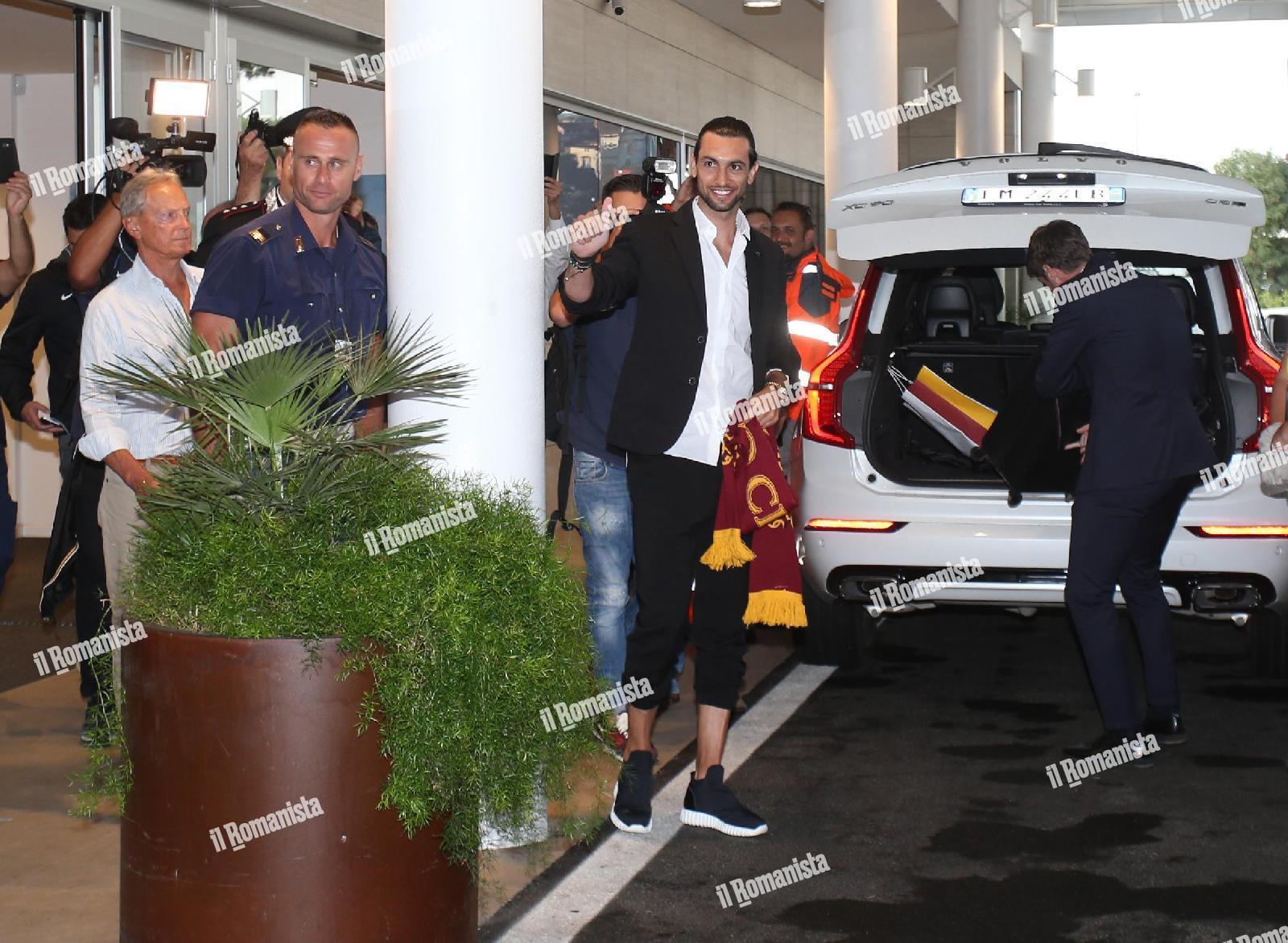 Pastore al momento del\'uscita dall\'Aeroporto di Ciampino