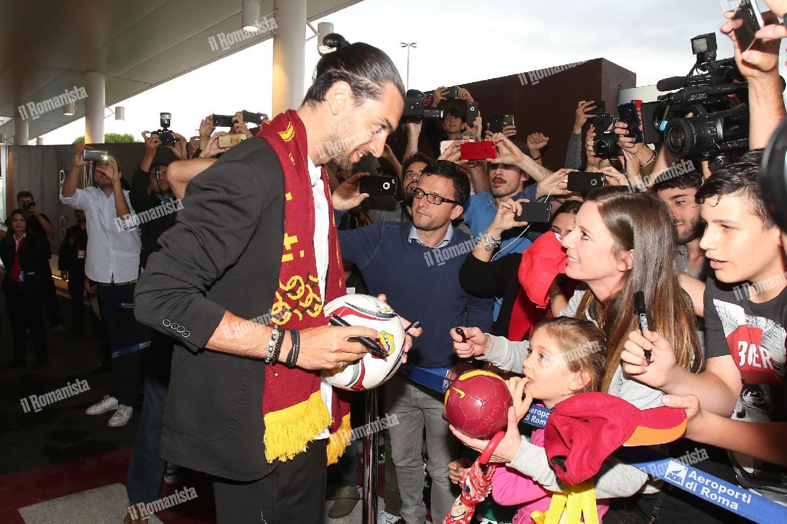 Pastore firma autografi ai tifosi a Ciampino