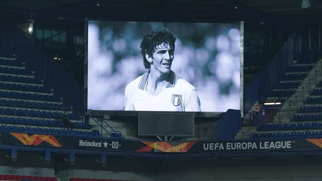 L'immagine di Paolo Rossi proiettata negli stadi in occasione delle gare di Europa League di ieri, di LaPresse