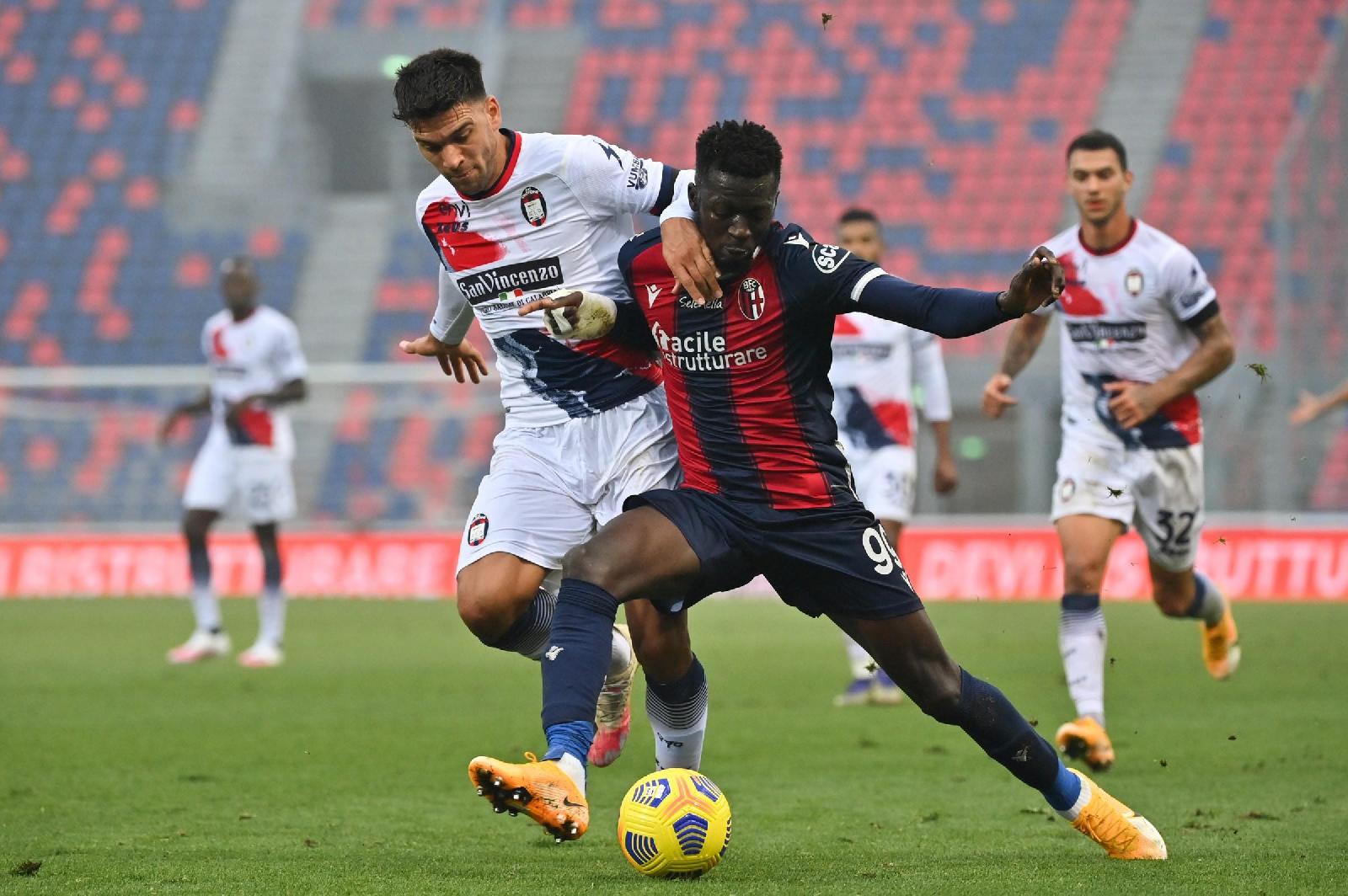 Musa Barrow contro il Crotone, di LaPresse