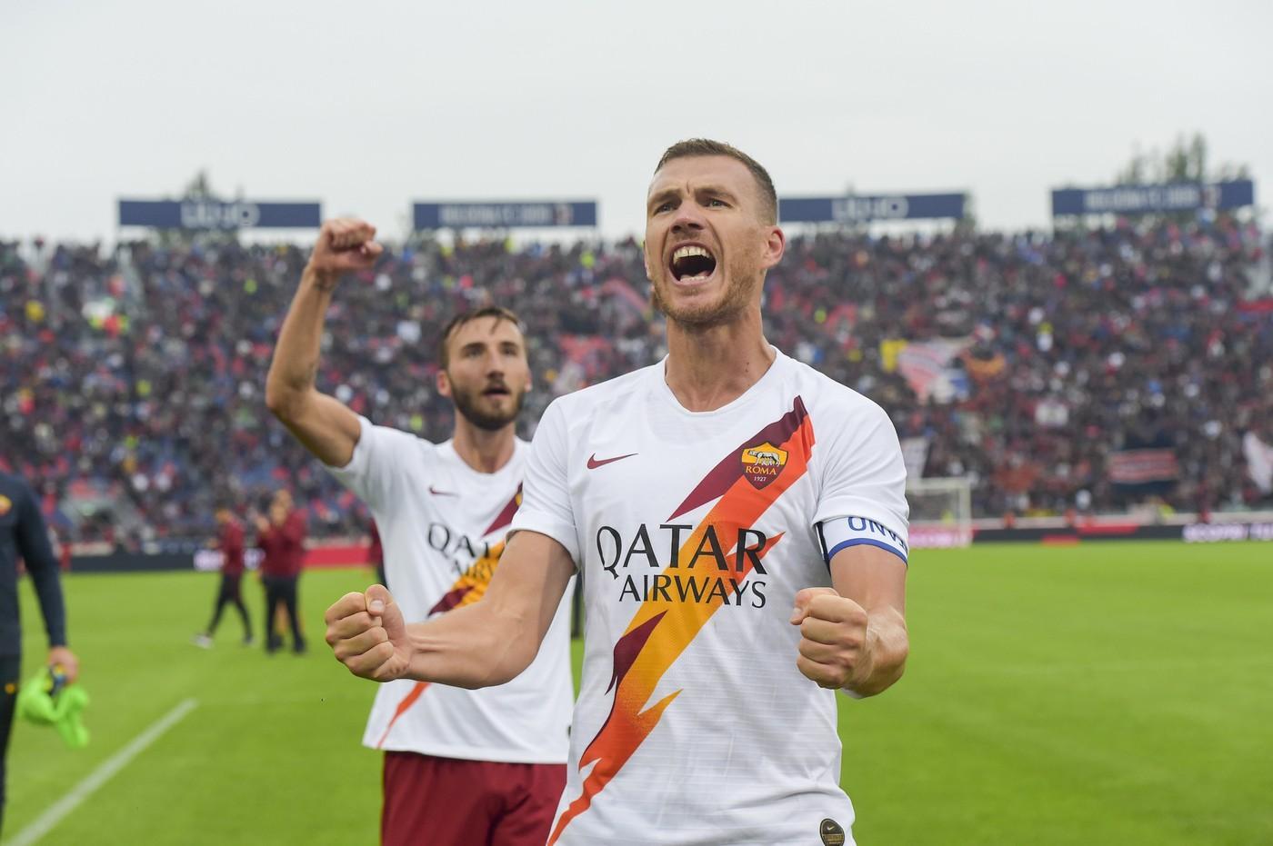 Dzeko e Cristante esultano sotto il settore ospiti dopo la vittoria in rimonta in trasferta contro il Bologna nella scorsa stagione, di LaPresse