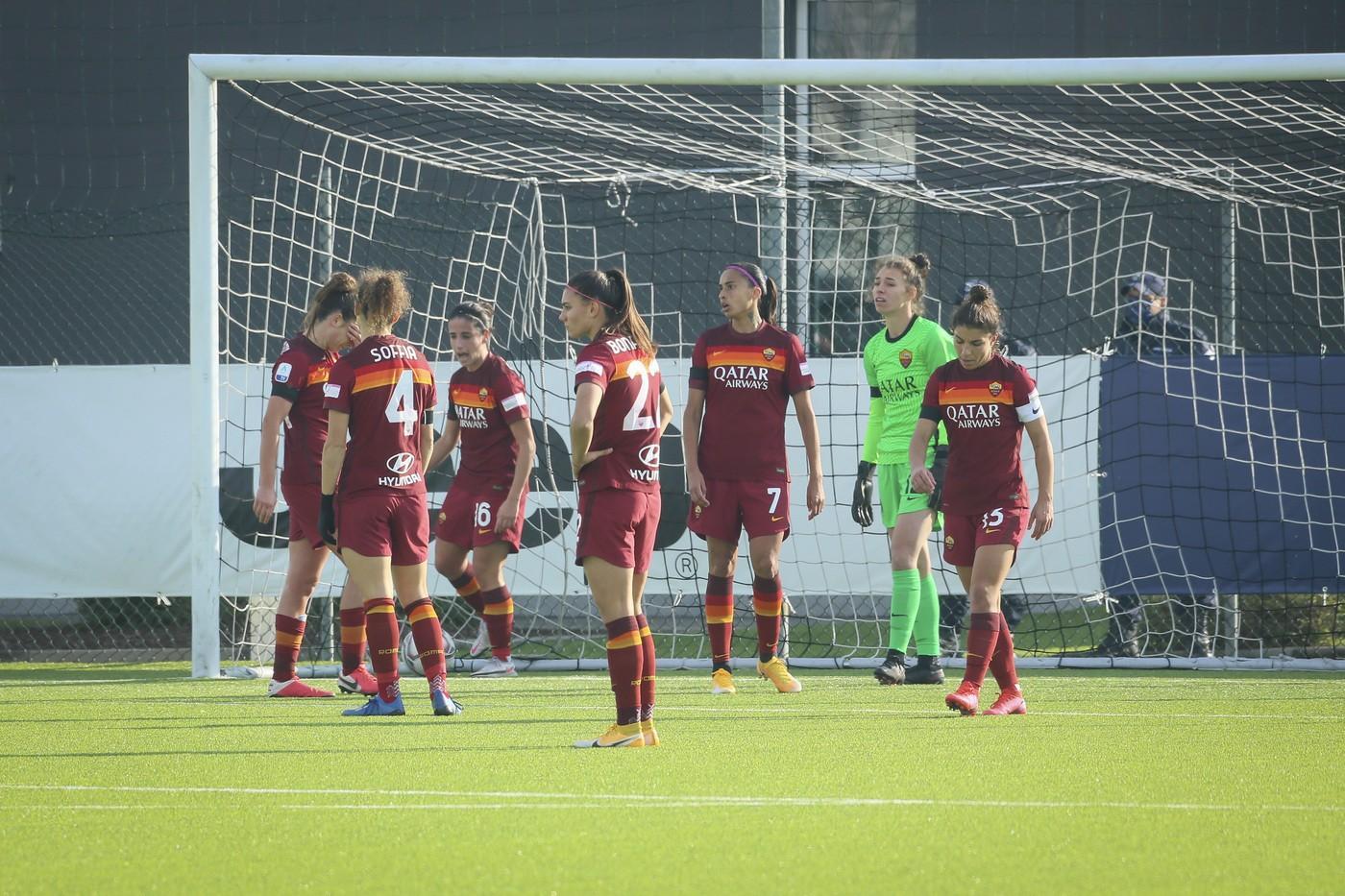 Tutta la delusione delle giallorosse a Vinovo; Sotto, Serturini batte Giuliani con il destro per il temporaneo 2-1, il suo sesto gol in campionato, di LaPresse