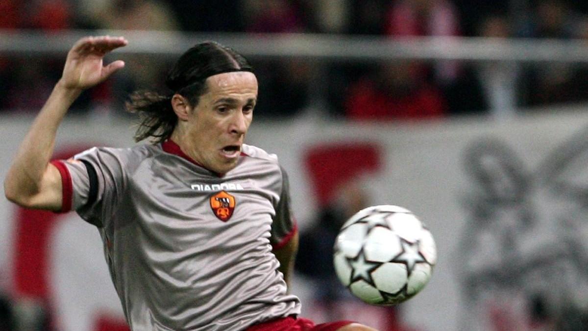 Taddei in campo al Pireo in quella sfida del 2006, di LaPresse