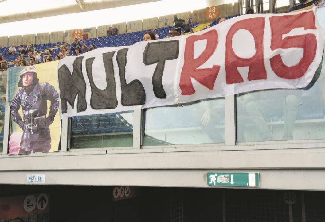 Lo striscione esposto da alcuni tifosi romanisti in Curva Nord durante Roma-Sampdoria dell’11 settembre 2016