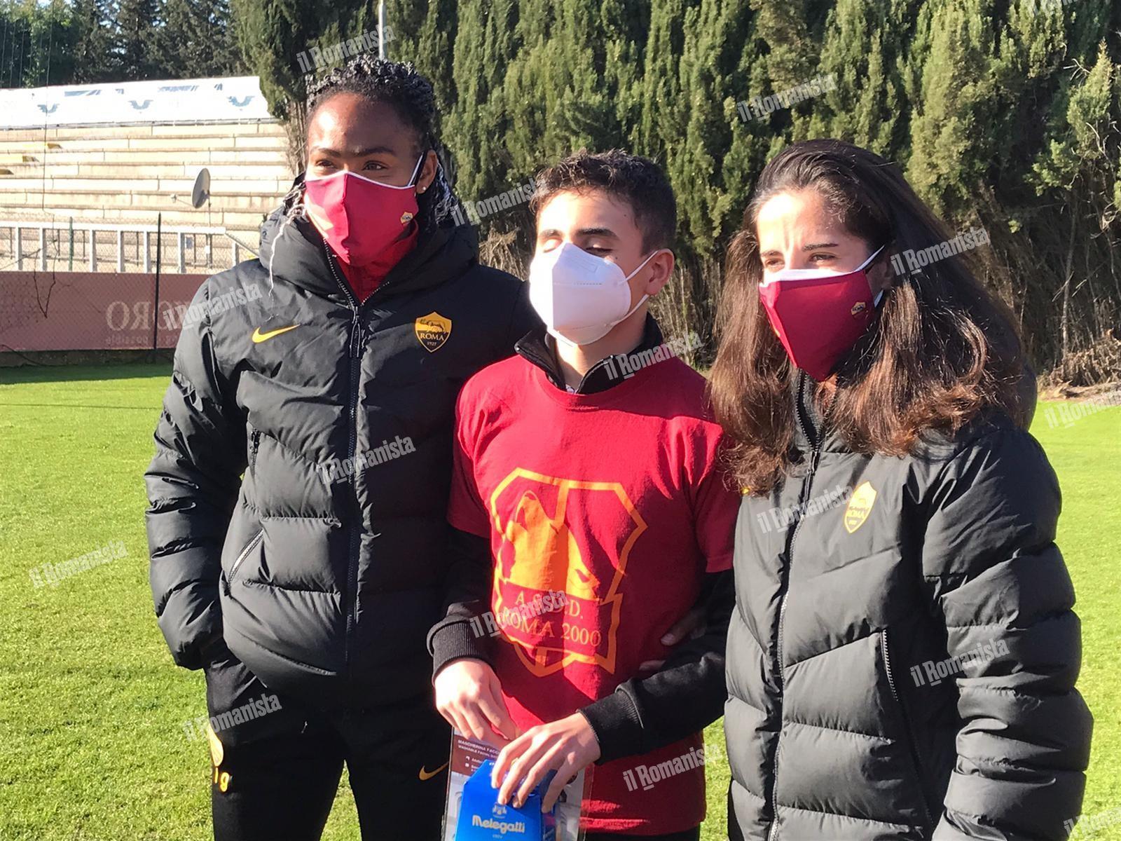 Thomas e Ciccotti della Roma Femminile insieme a un allievo della scuola calcio della ASDD Roma 2000