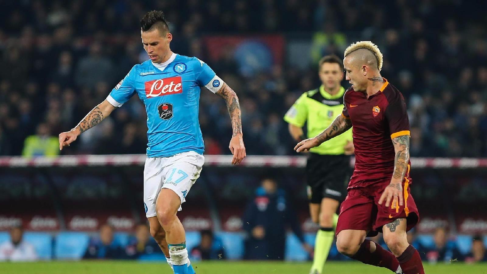 Marek Hamsik e Radja Nainggolan in una sfida tra Roma e Napoli di due anni fa (SYNC)