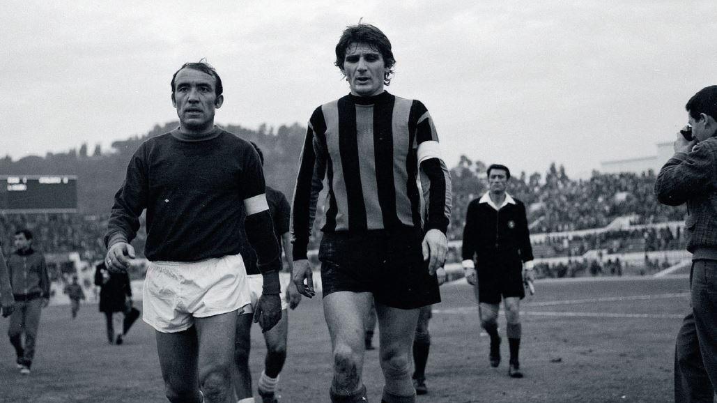 I capitani Luis Del Sol e Giovanni Sacco lasciano il terreno di gioco al termine di uno dei due tempi dell'incontro Roma-Atalanta 1-0, Roma, Stadio Olimpico, domenica 2 gennaio 1972 @ARCHIVIO AS ROMA / DUFOTO