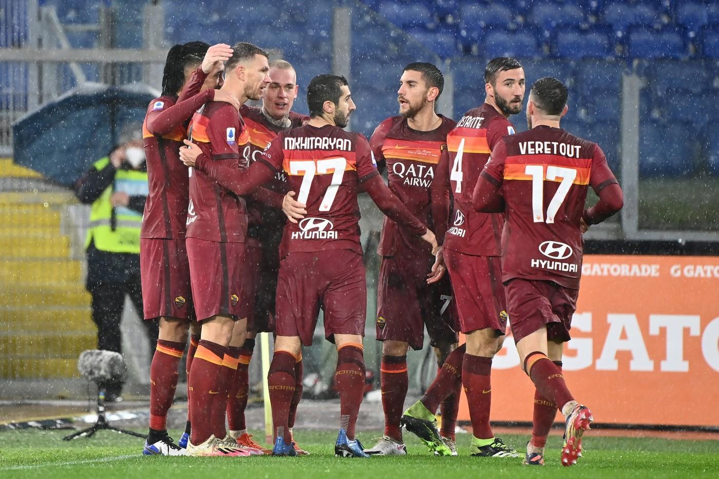 I giocatori della Roma festeggiano il gol di Dzeko contro la Sampdoria, di LaPresse