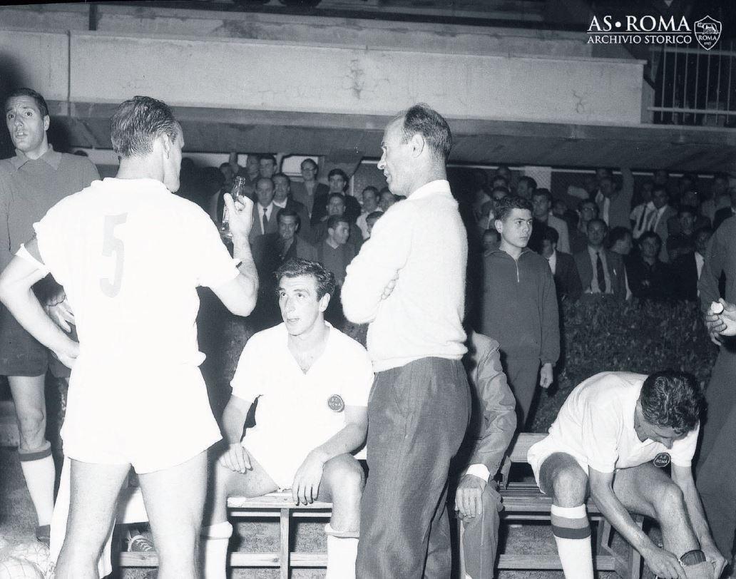 Naim Krieziu, ala destra della Roma campione d’Italia del 1942, ascolta le sensazioni del capitano Giacomo Losi e di Antonio Valentin Angelillo prima della sequenza finale dal dischetto in Roma-Fiorentina 1-1 (7-3 dopo i calci di rigore), semi