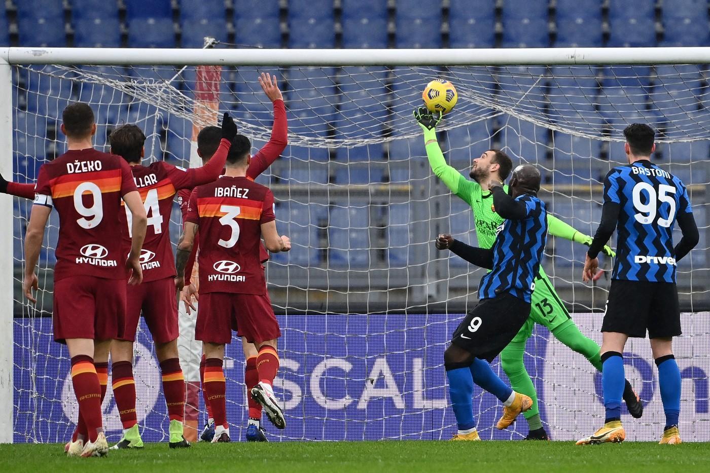 Pau Lopez miracoloso sul colpo di testa di Lukaku, di LaPresse