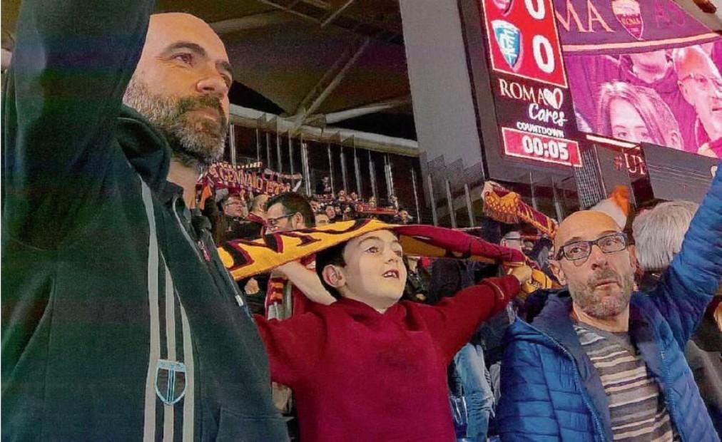 Da sinistra: Emanuele, il figlio e l'amico Fabio in Curva Sud