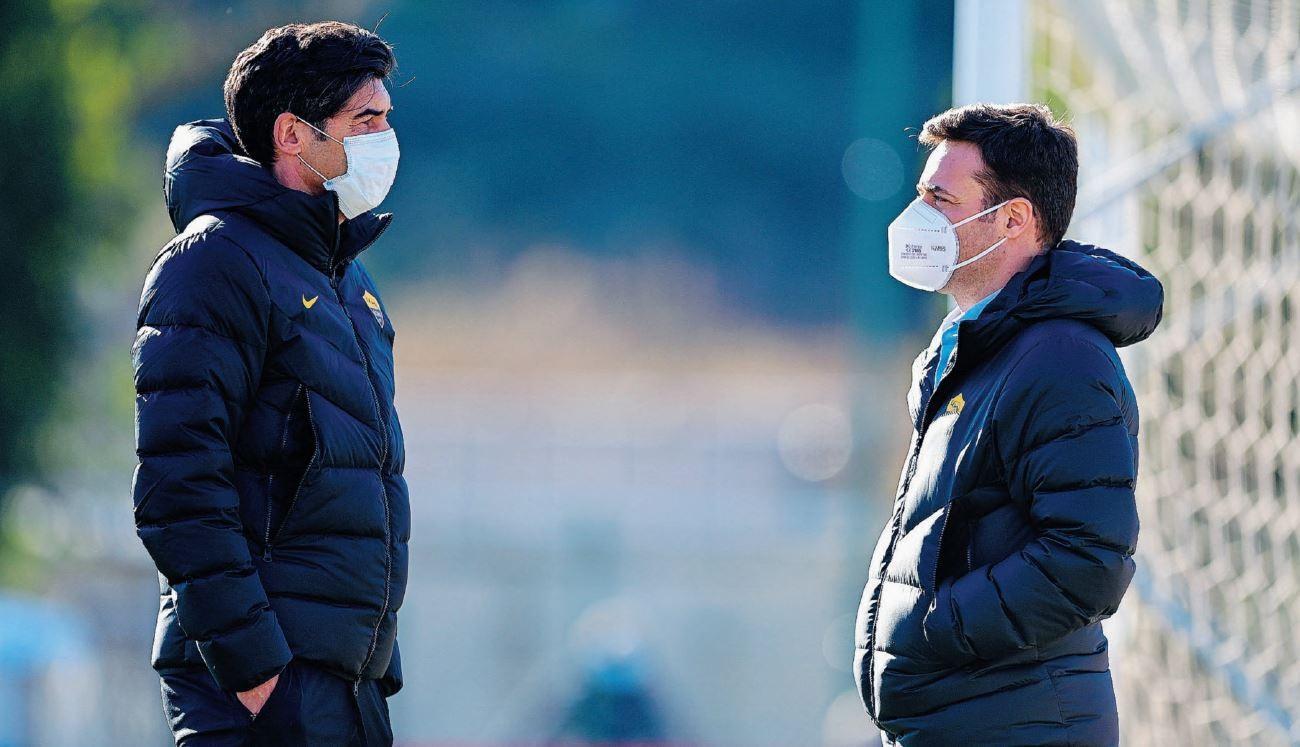 Paulo Fonseca a colloquio con Tiago Pinto a Trigoria durante l’allenamento di ieri; nella foto sotto il presidente Dan Friedkin, di LaPresse