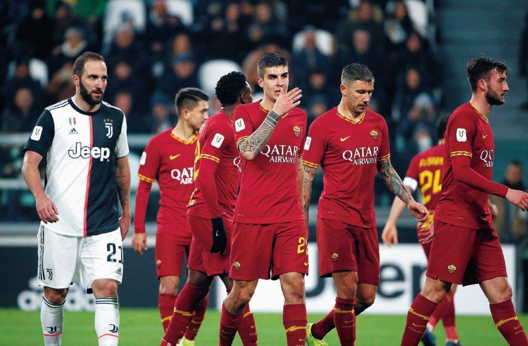 22 gennaio 2020: la delusione dei giocatori della Roma al cospetto di Higuain per l’eliminazione dalla coppa Italia, di Mancini