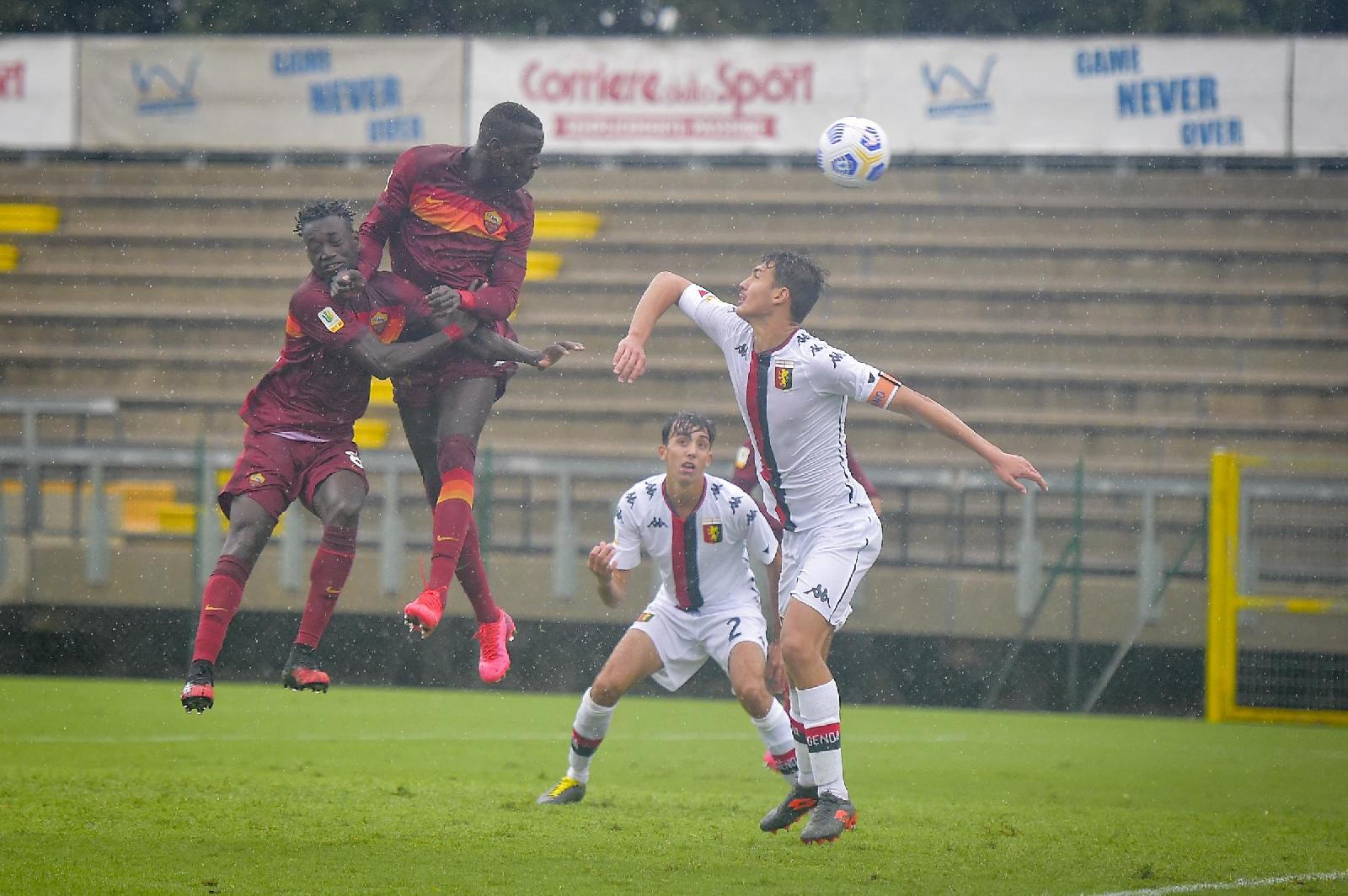 Il gol di testa di Tall, alla prima in casa contro il Genoa: il centravanti, che sembrava potesse andare in prima squadra, sarà a disposizione di Alberto De Rossi contro il Torino, di LaPresse