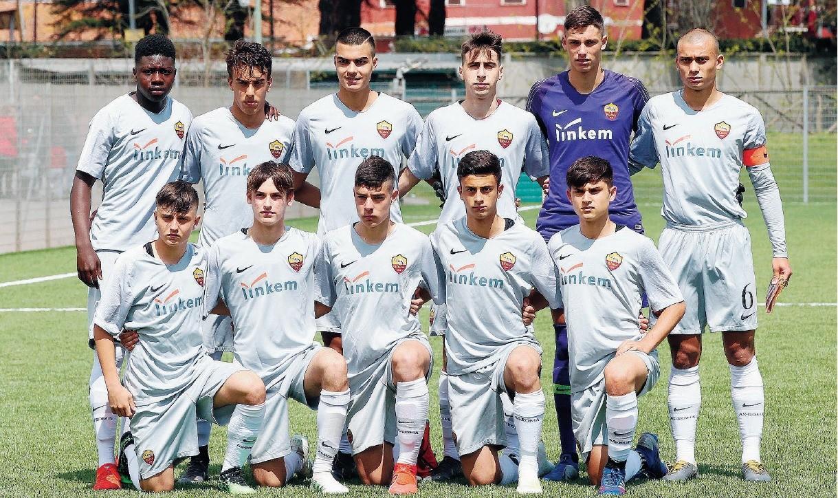 Una vecchia immagine del gruppo dei 2003, in Under 16: ora sono stati promossi in Under 18, ma devono ancora giocare una partita di campionato, di Mancini