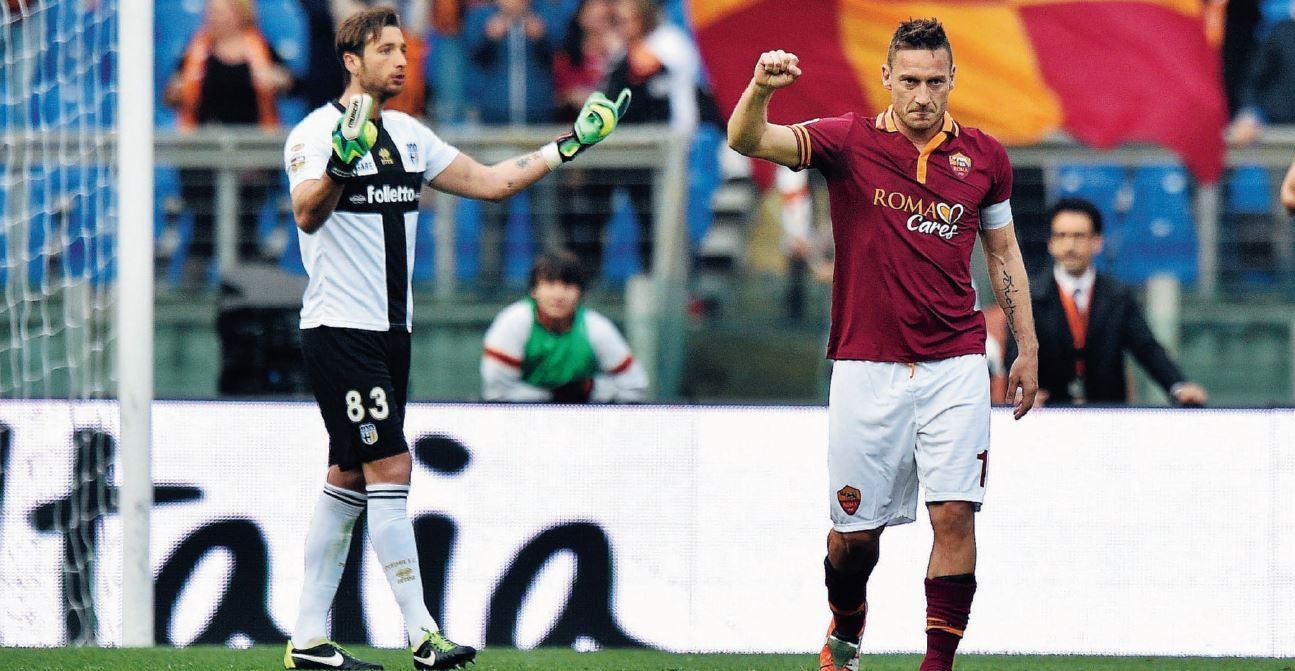 Totti e Mirante in Roma-Parma, di LaPresse