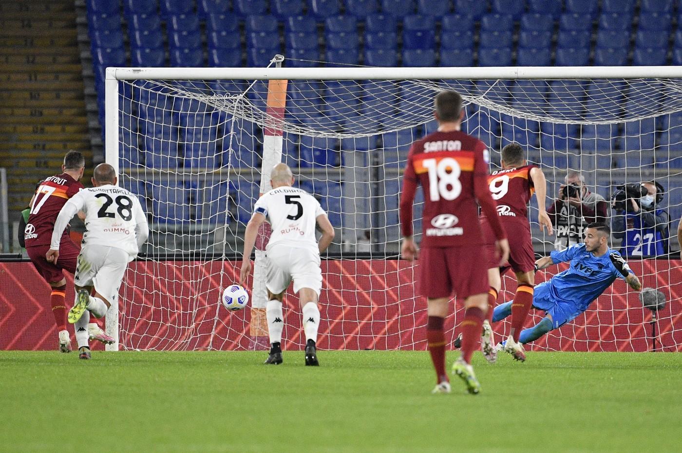 Al 24' st Veretout trasforma il rigore e porta la Roma in vantaggio per 3-2 sul Benevento lo scorso 18 ottobre. Poi finirà 5-2, di LaPresse