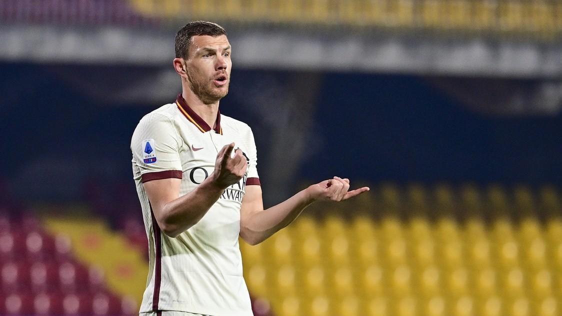 Edin Dzeko durante Benevento-Roma, di LaPresse