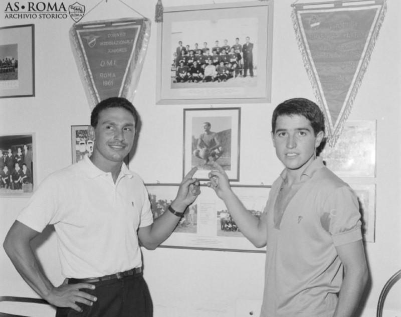 Lamberto Leonardi e il 20enne Giancarlo De Sisti (3 agosto 1963, AS Roma/Dufoto)