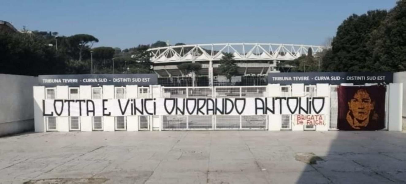 FOTO - Striscione per De Falchi all'Olimpico: Lotta e vinci onorando  Antonio