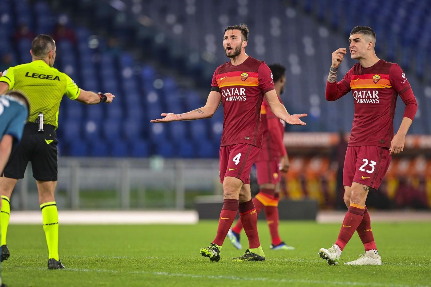 Mancini e Cristante chiedono spiegazioni all'arbitro Guida durante Roma-Milan, di LaPresse