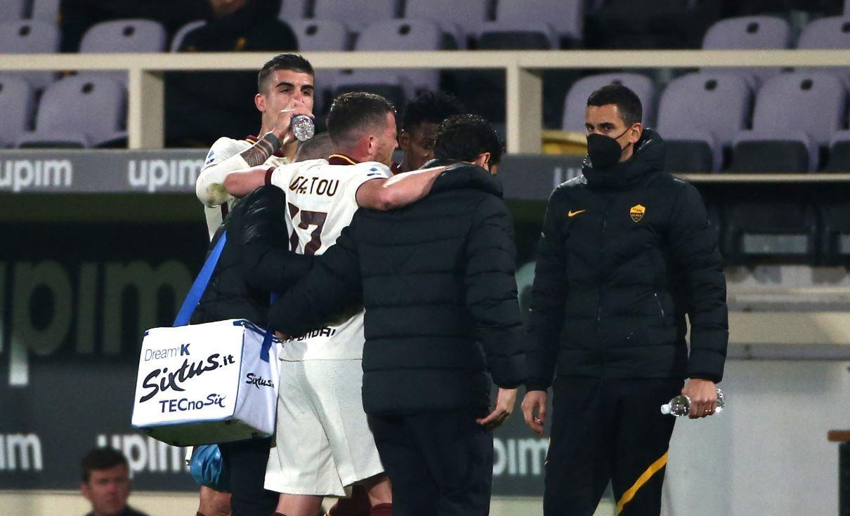 Veretout esce dal campo con l'aiuto dello staff medico, di Mancini