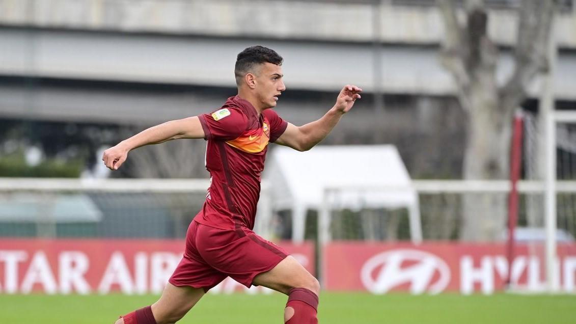 Tommaso Pantaleo Milanese, 18 anni, ha colpito un palo ieri a Milano, servendo a Darboe il pallone del secondo palo colpito dai giallorossi, di LaPresse