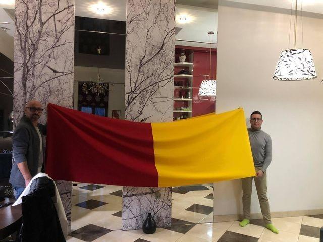 Marco e Pierluigi insieme con lo striscione che avevano preparato per andare allo Stadio Olimpico di Kiev questa sera