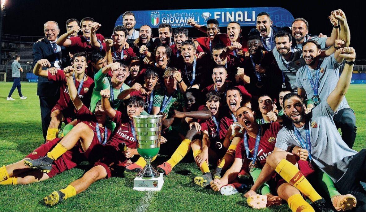 Il gruppo dei 2004 della Roma festeggia lo scudetto Under 15, vinto nel 2019, in finale contro il Milan: ora quei ragazzi sono passati in Under 17, di LaPresse