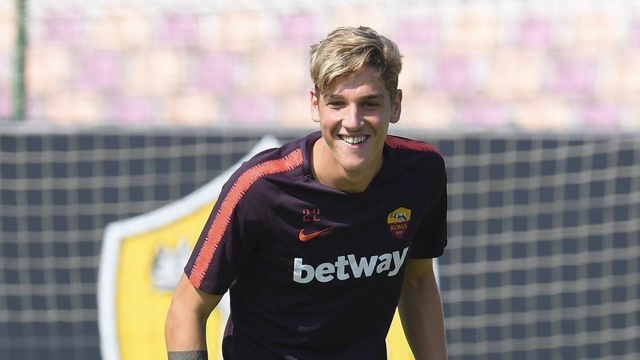 Zaniolo in allenamento con la maglia della Roma, di LaPresse