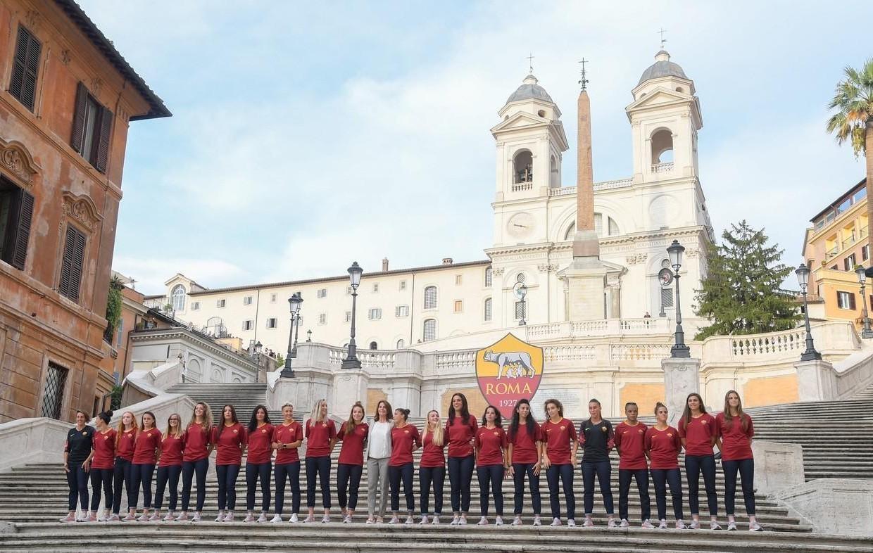 La Roma Femminile a Trinità dei Monti, di LaPresse