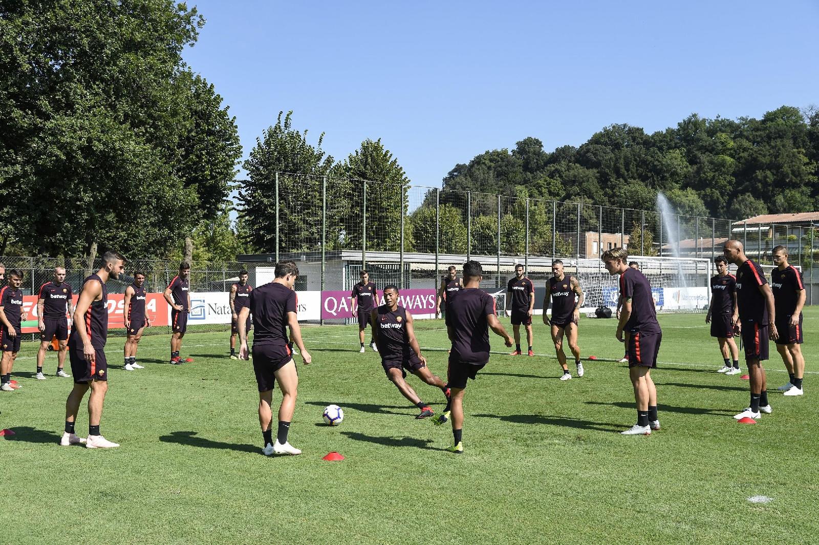 Il gruppo a Trigoria, di LaPresse