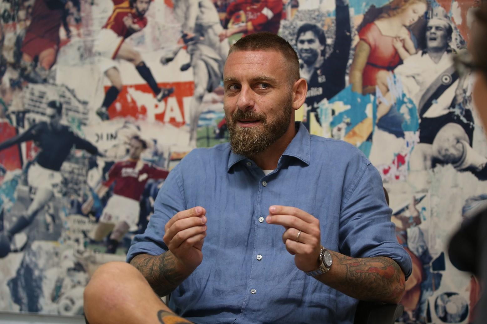 De Rossi durante l'intervista a Trigoria, di Mancini