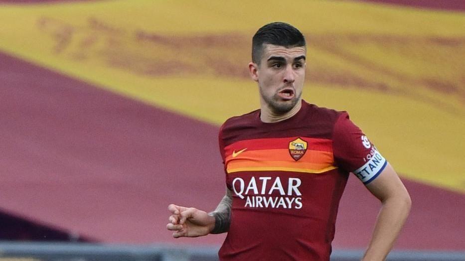 Gianluca Mancini con la fascia da capitano durante Roma-Bologna