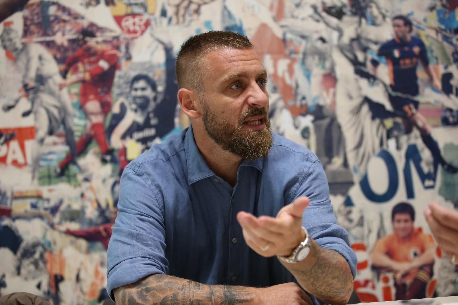 De Rossi a Trigoria durante l'intervista, di Mancini