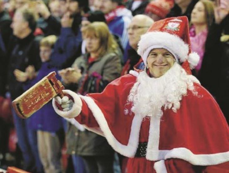 Un tifoso del Liverpool vestito da Babbo Natale